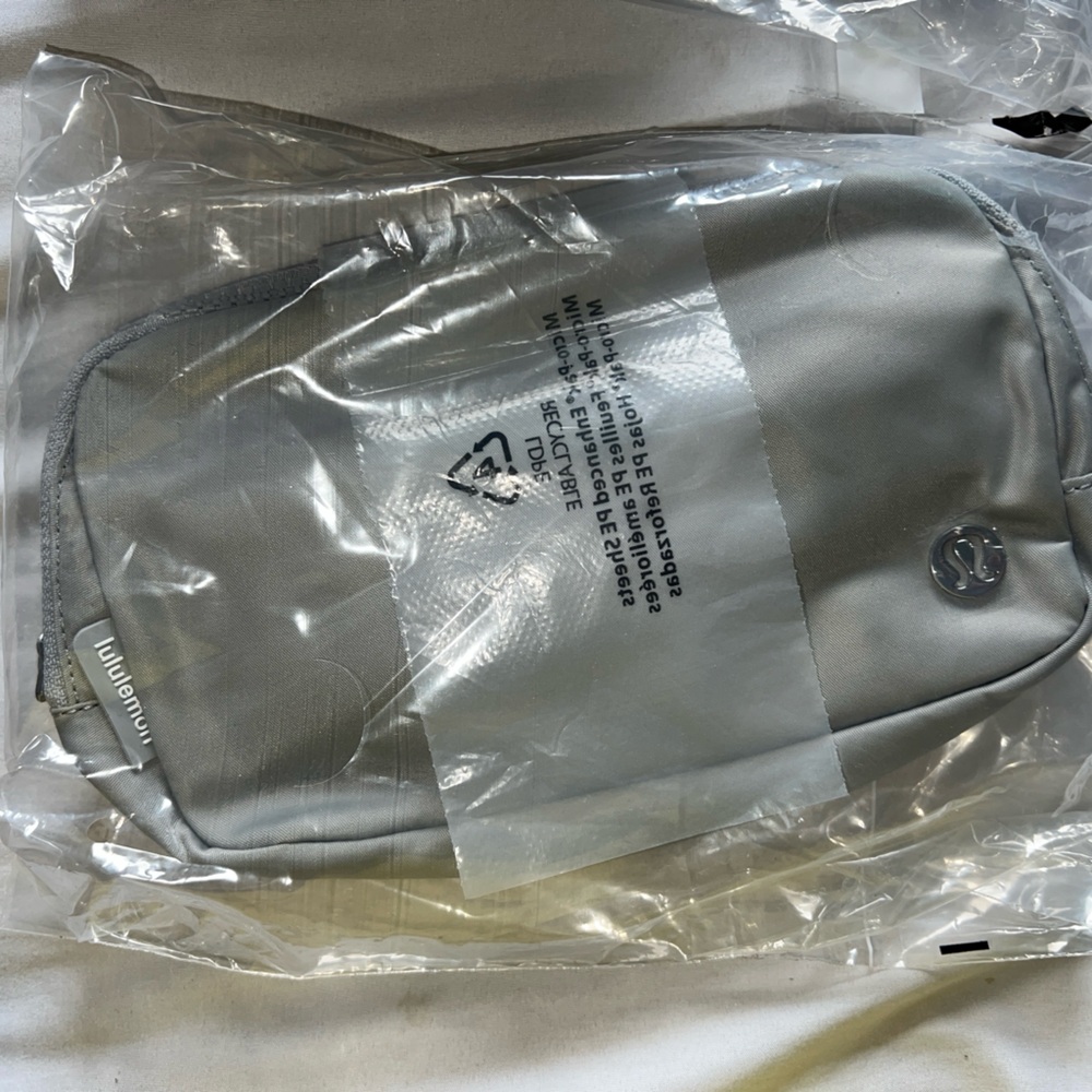 LULULEMON Everywhere Belt Bag 1L **Silver Drop/White LIMITED COLOR